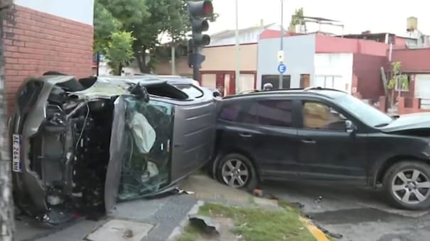 Impactante choque y vuelco en Flores: atropelló a una familia que caminaba por la calle y hay una mujer en grave estado