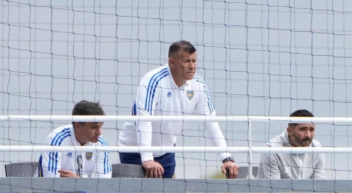 Jorge Almirón y una gran dificultad para armar el once titular. Foto: Twitter @BocaJrsOficial.