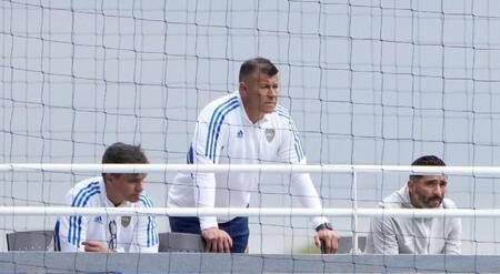 Jorge Almirón y una gran dificultad para armar el once titular. Foto: Twitter @BocaJrsOficial.