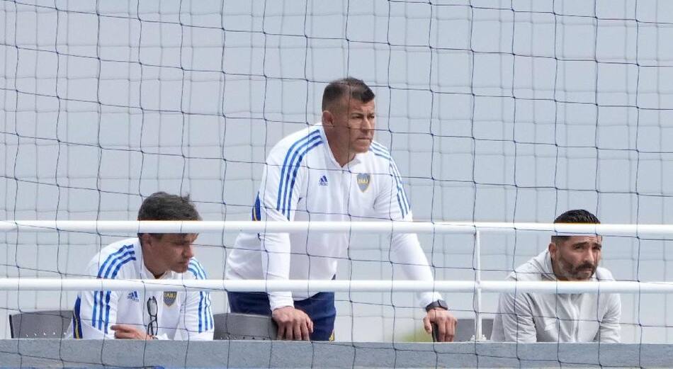 Jorge Almirón y una gran dificultad para armar el once titular. Foto: Twitter @BocaJrsOficial.