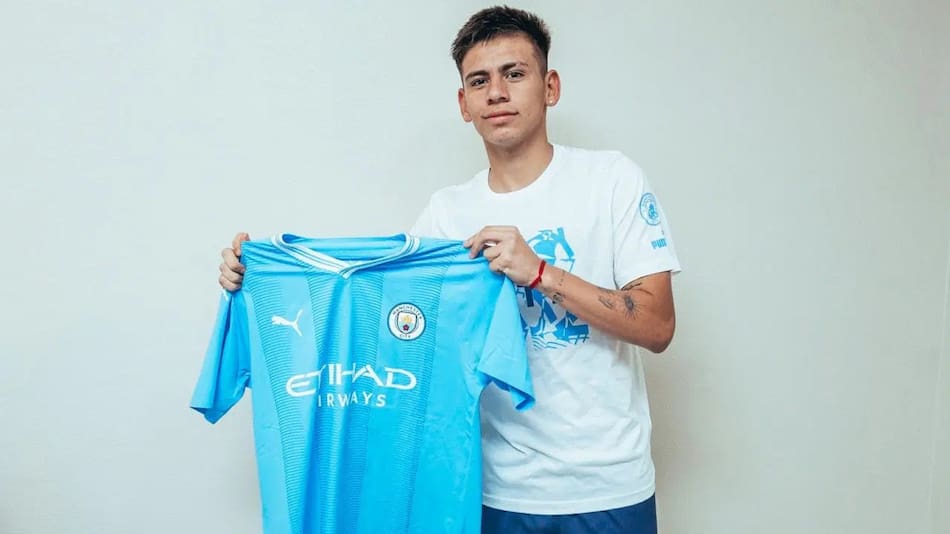 Claudio Echeverri en el Manchester City. Foto: X @ManCity