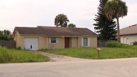 Arrestan a mujer de Florida que encerraba en una jaula a su hija autista