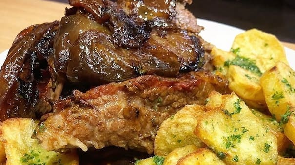 El mítico bodegón de CABA que se destaca por ser “el rey de la carne al horno”: precios y cómo llegar