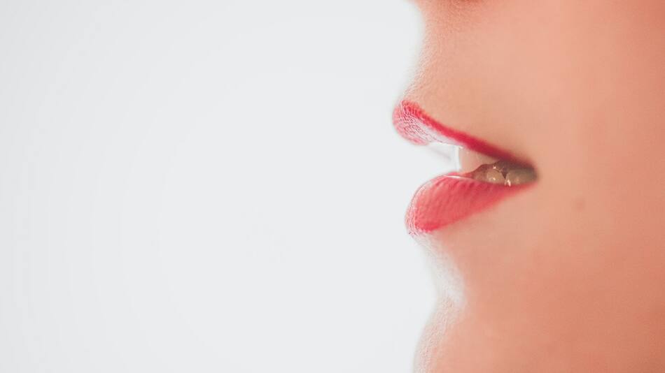 Cuando el hábito de morderse los labios pasa a ser un trastorno nervioso se le denomina “dermatofagia”. Foto: Unsplash.