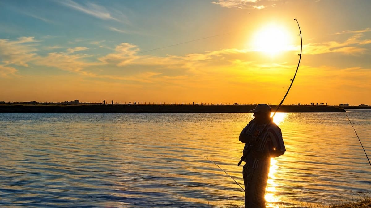combina pesca, asados frente al agua, vida de pueblo y una historia marcada por el tren