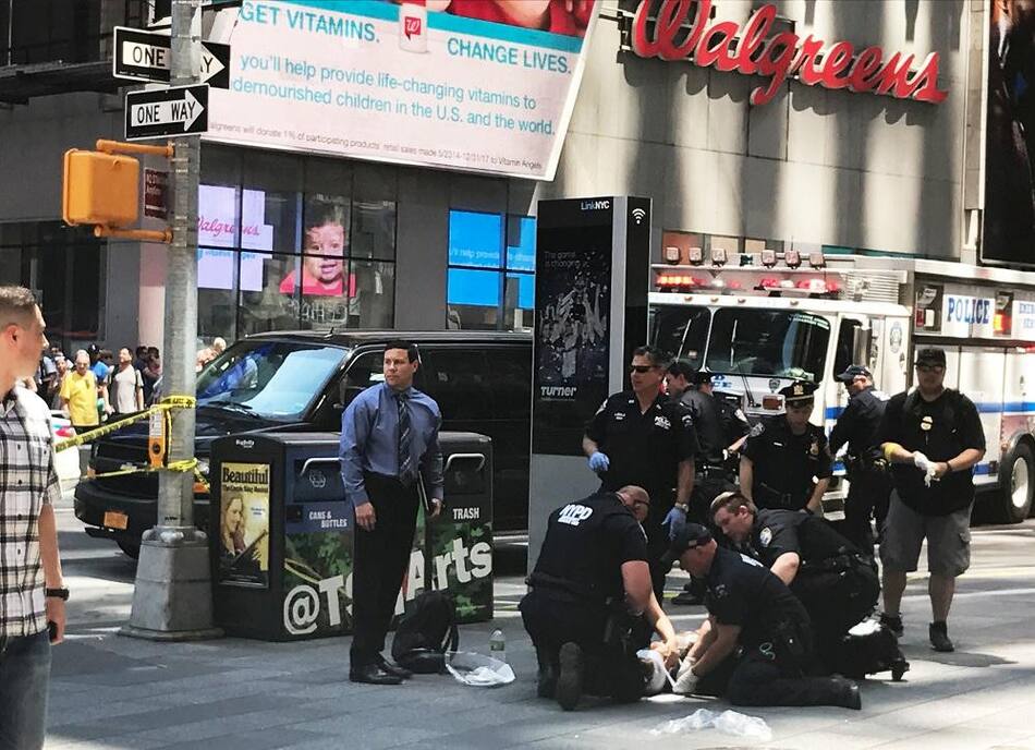 Coche atropella peatones en Times Square de Nueva York - Reuters