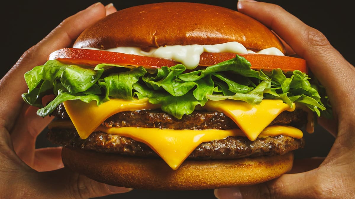 Una famosa cadena de hamburguesas abrirá un nuevo local en Buenos Aires: qué variedades de burgers XXL ofrece