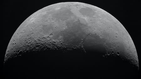 El polo lunar es de suma importancia para los científicos espaciales porque allí aguardan un sinfín de volátiles polares lunares. Foto: Unsplash.