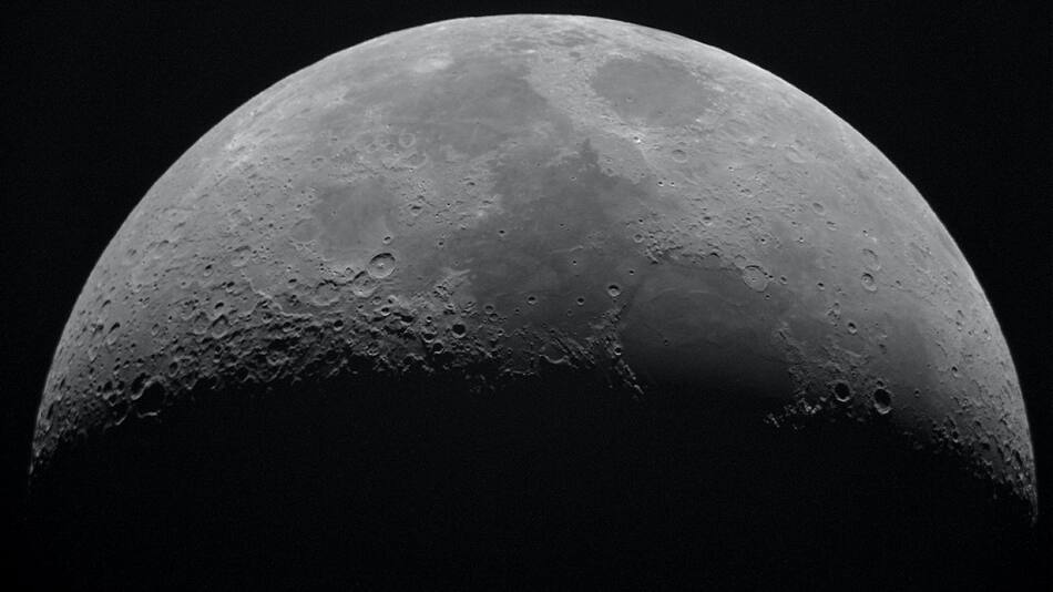 El polo lunar es de suma importancia para los científicos espaciales porque allí aguardan un sinfín de volátiles polares lunares. Foto: Unsplash.