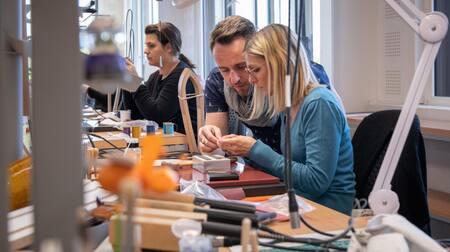 Los artesanos de la Birkin Bag de Hermes. Foto: hermes.com