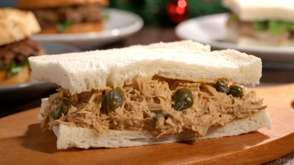 Sandwiches de miga de vitel toné para las fiestas.