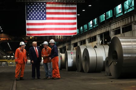 Donald Trump sube los aranceles al acero del 25% al 50%. Foto: Reuters/Leah Millis
