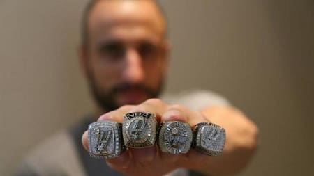 Emanuel Ginóbili con sus cuatro anillos de la NBA
