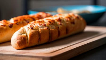 Pan de ajo, una delicia especial. Foto: Unsplash.