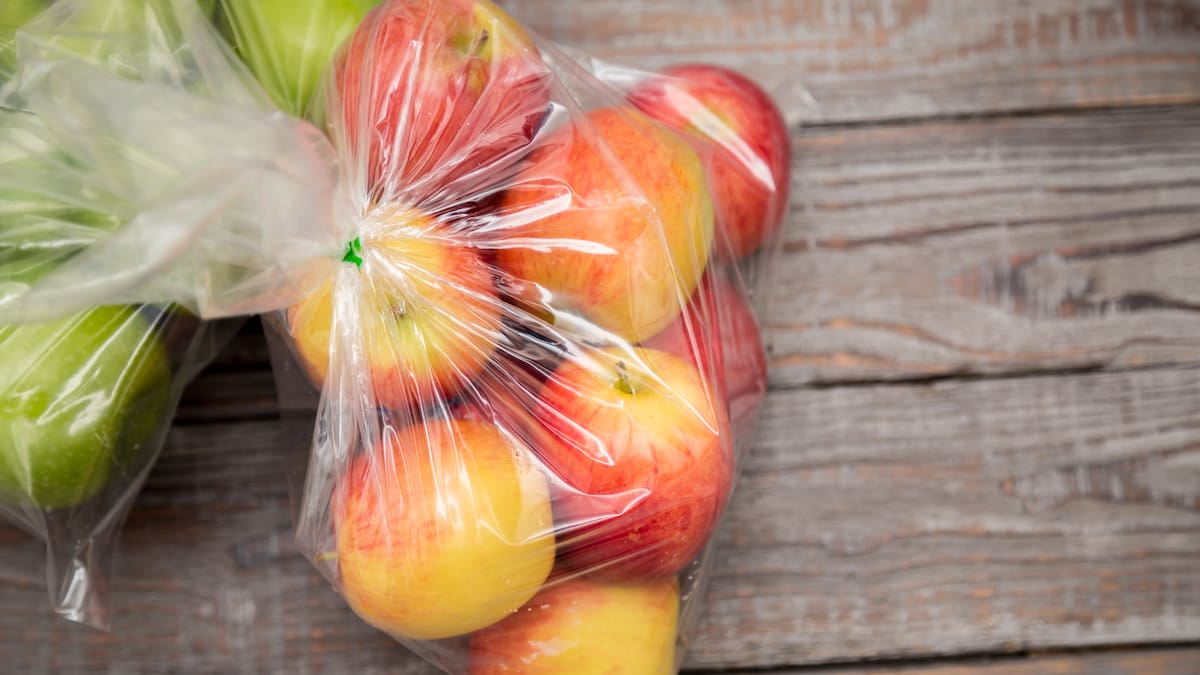 Advierten por el uso de plásticos reciclados en alimentos y el riesgo de los “químicos eternos” para la salud