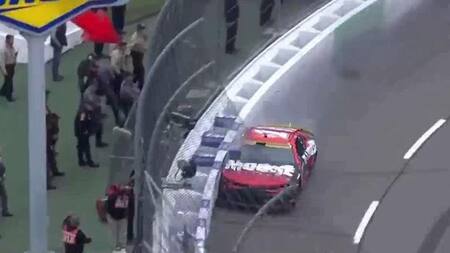 Piloto de NASCAR usa maniobra que aprendió en videojuegos. Foto: NASCAR