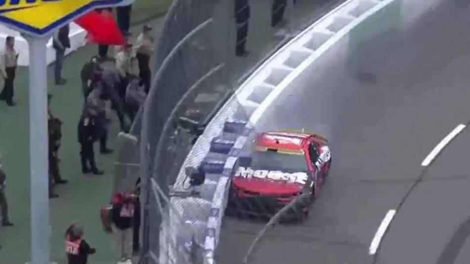 Piloto de NASCAR usa maniobra que aprendió en videojuegos. Foto: NASCAR