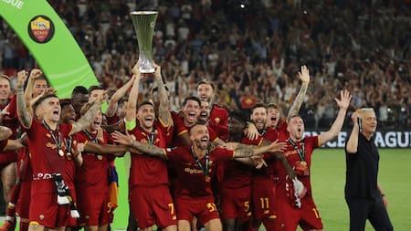 Festejo de la Roma al ganar la Conference League. Foto: REUTERS.