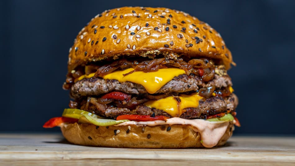 El secreto para que la hamburguesa casera no se desarme. Foto Unsplash.