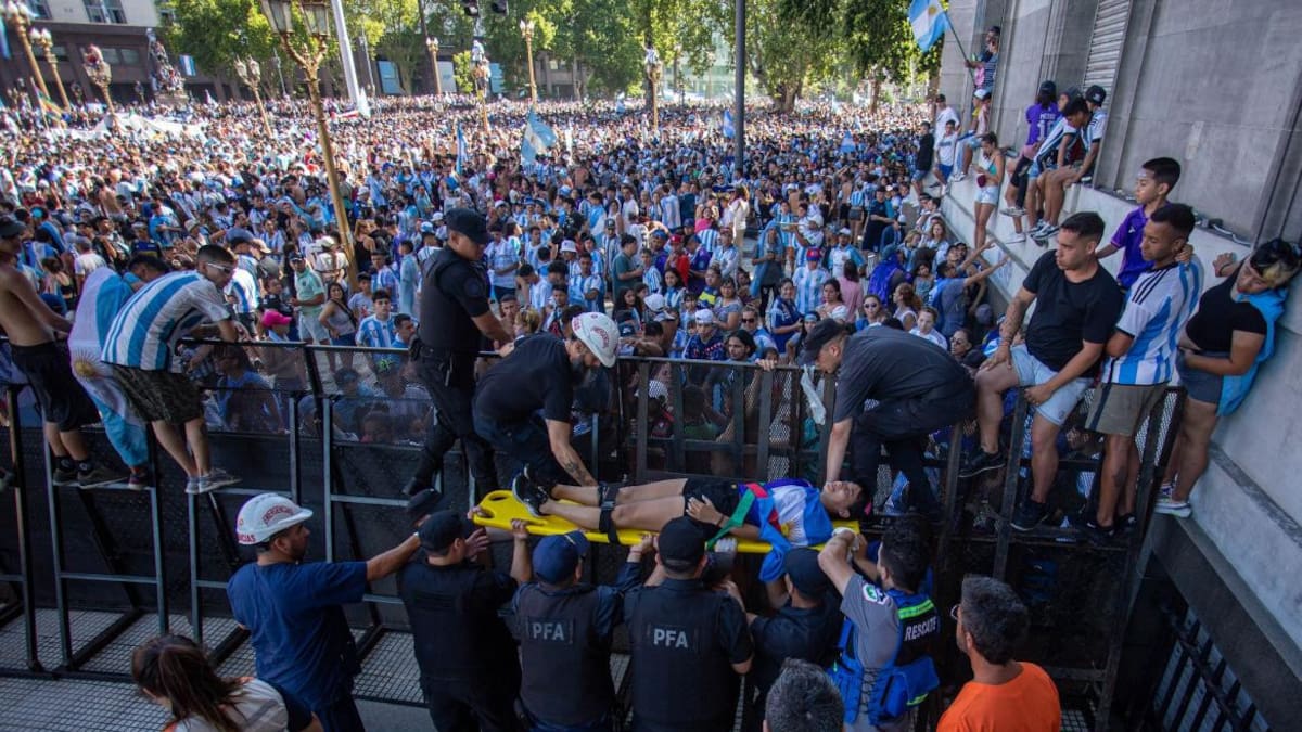 Hinchas esperando frente a casa de Gobierno. Foto: NA.