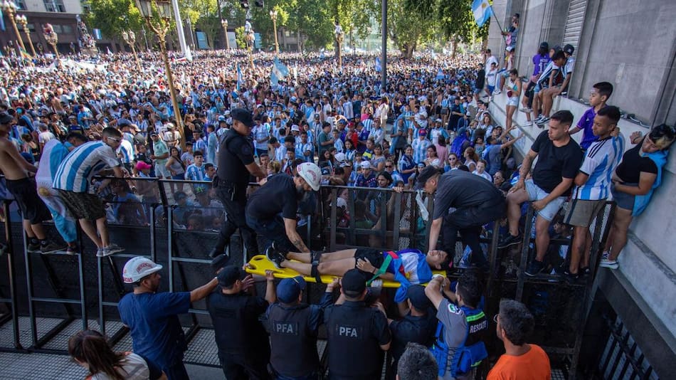 Hinchas esperando frente a casa de Gobierno. Foto: NA.