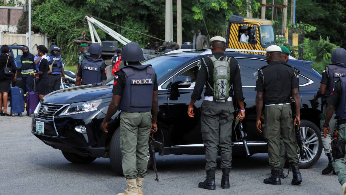 Agentes de policía nigerianos. Foto: Reuters / Afolabi Sotunde.