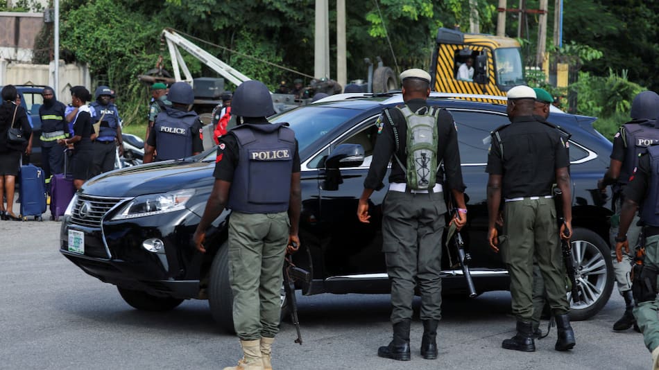 Agentes de policía nigerianos. Foto: Reuters / Afolabi Sotunde.
