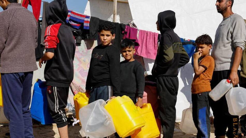 Los habitantes de Gaza dicen que el hambre aumenta, lo que hace temer un éxodo a Egipto. Reuters