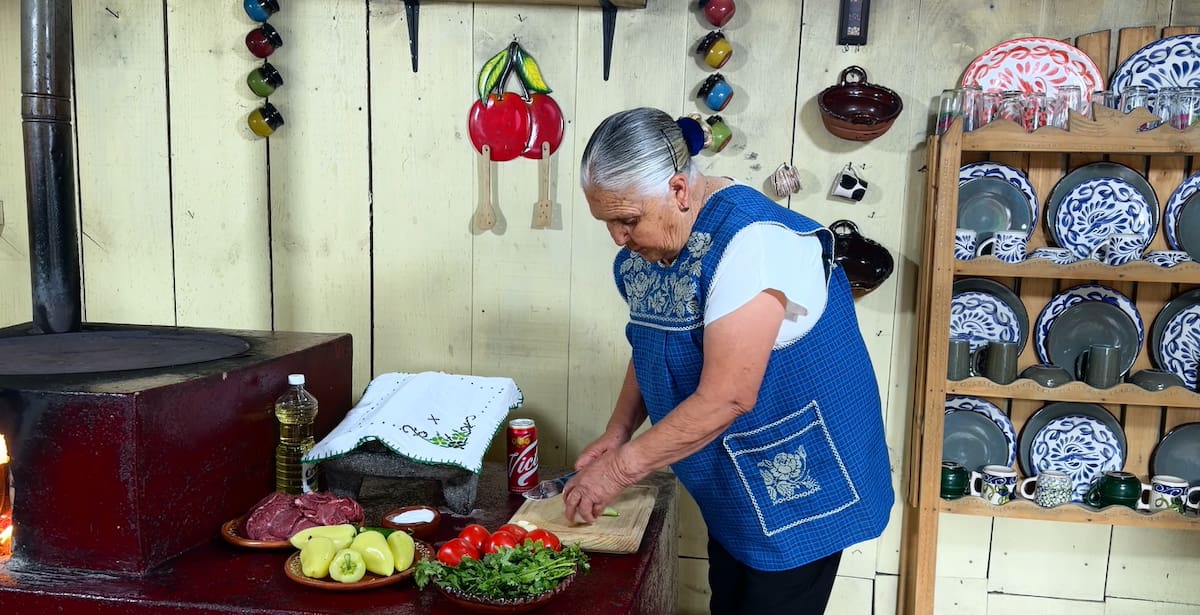 Doña Ángela; cocinera mexicana.