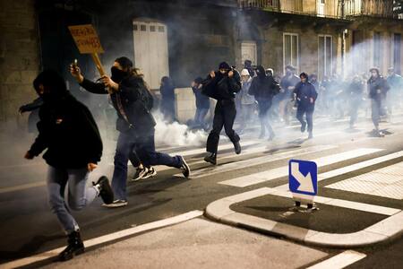 Represión a manifestantes en Francia. Foto: Reuters.