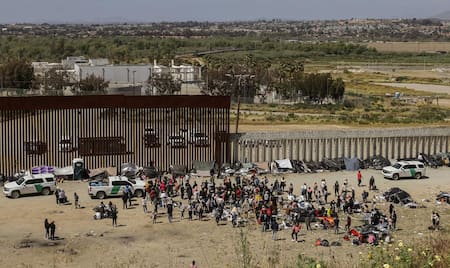 Migrantes en la frontera entre México y Estados Unidos. Foto: EFE.