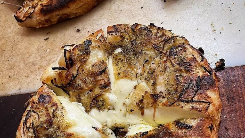 Fugazzetta rellena en La Mezzetta. Foto Instagram @pizzerialamezzetta