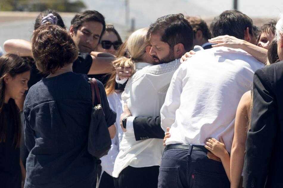El sentido abrazo entre Boric y Morel. Foto: Reuters
