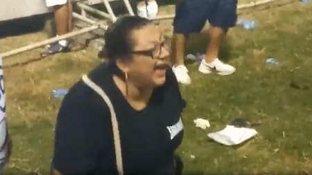 Mujer reacciona ante el reconocimiento de un cadáver en El Salvador, luego de la estampida. Foto Twitter @alertamundial2