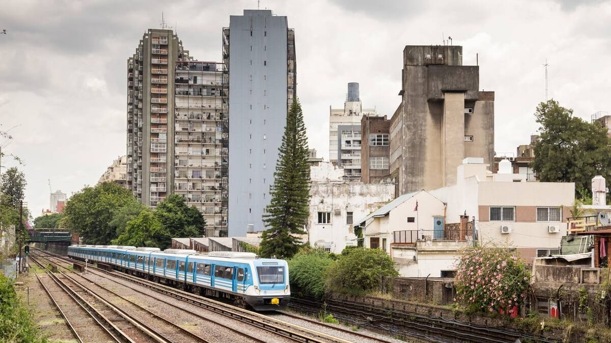 La Ciudad quiere reactivar una obra millonaria para eliminar 20 barreras del tren Sarmiento entre Villa Luro y Caballito