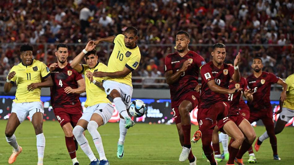 Ecuador enfrenta a Venezuela. Foto: NA.