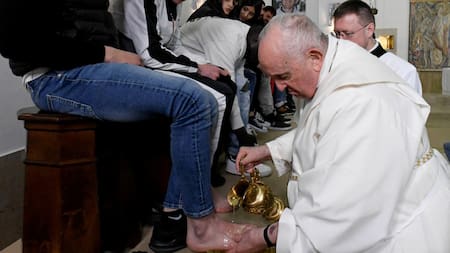 Lavado de pies del Papa Francisco en el Jueves Santo. Foto: REUTERS.