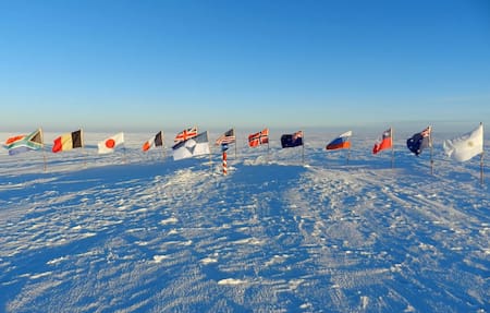 Las banderas de los países que firmaron el Tratado Antártico. Foto: globalstudies
