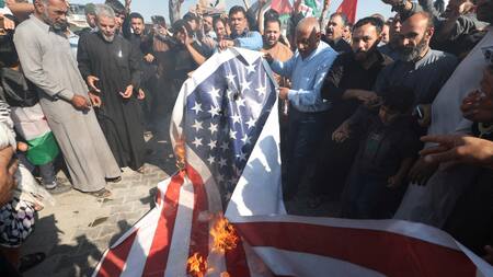 Bandera de EEUU incendiada en protestas por la guerra en Medio Oriente. Foto: Reuters