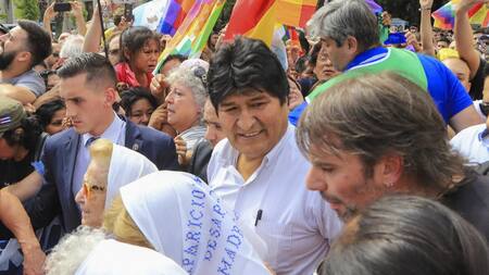 Evo Morales participó en Plaza de Mayo de la tradicional ronda de los jueves de las Madres de Plaza de Mayo, NA