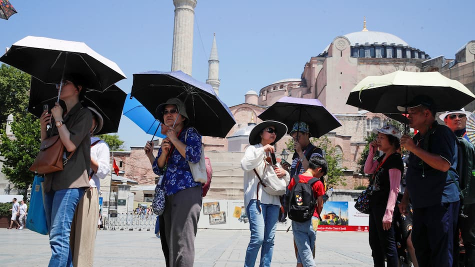 Turistas se protegen del calor en Turquía. Foto: Reuters.