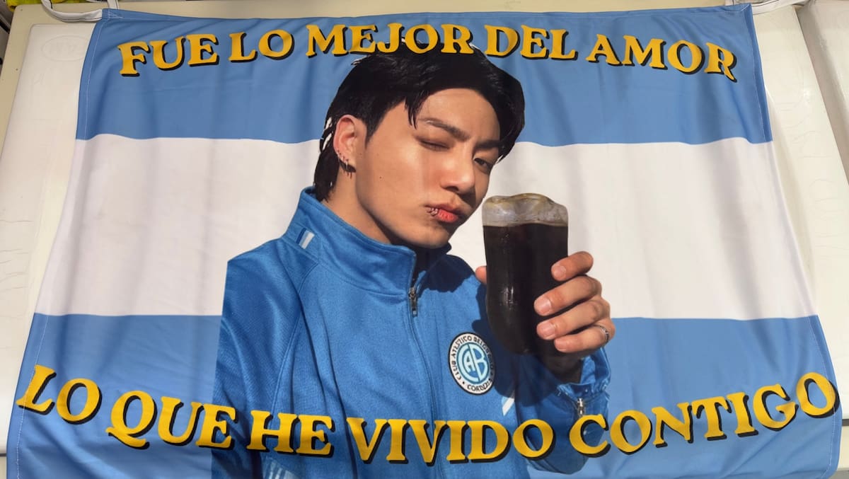 Banderas hechas por las fanáticas de BTS.
