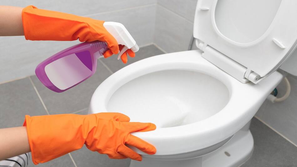 Limpieza de baño. Foto: Unsplash.