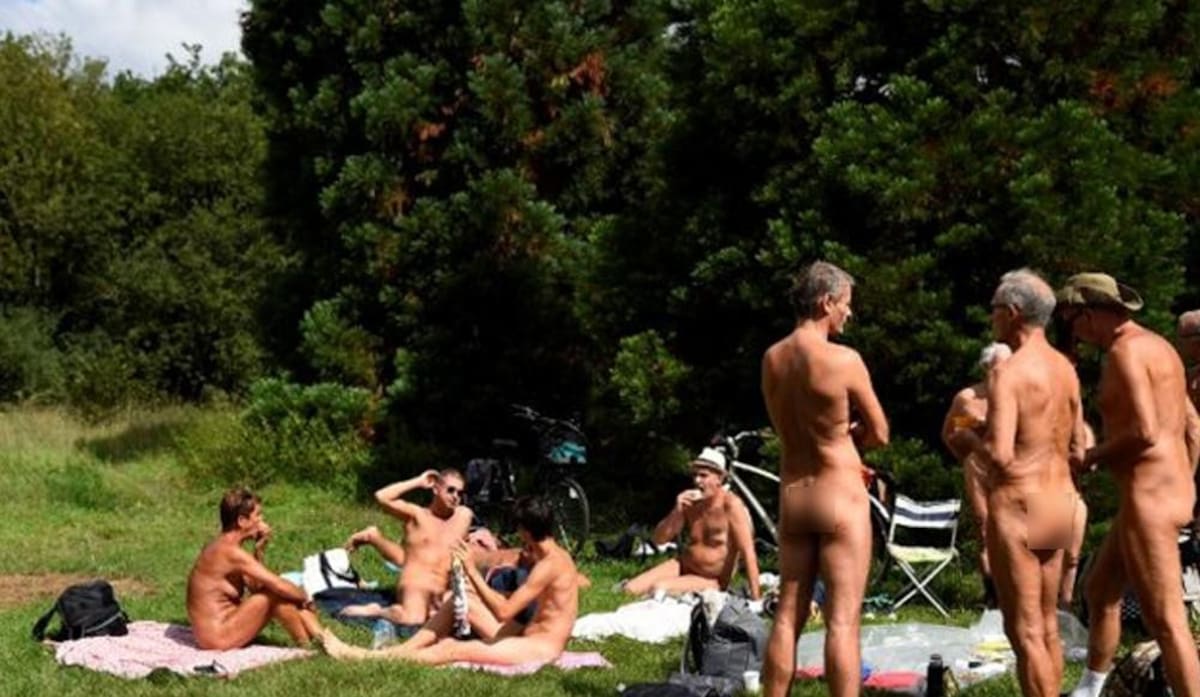 Nudistas en París