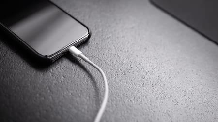 Cargadores de celulares. Foto: Unsplash.