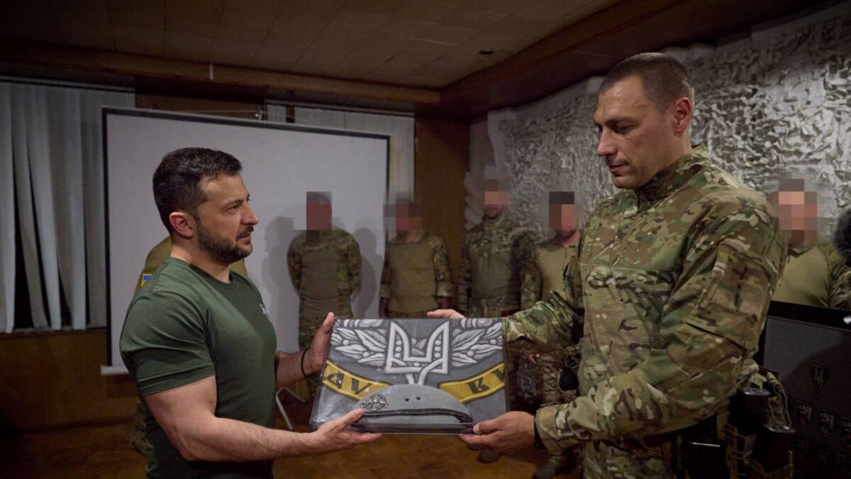 Volodimir Zelenski visitó Bajmut para homenajear a sus soldados. Foto: Reuters.