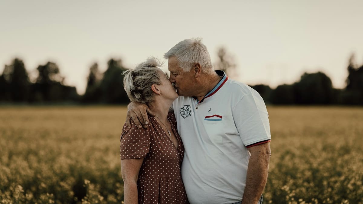 La nueva tendencia que ayuda a los matrimonios a reinventarse después de los 50.