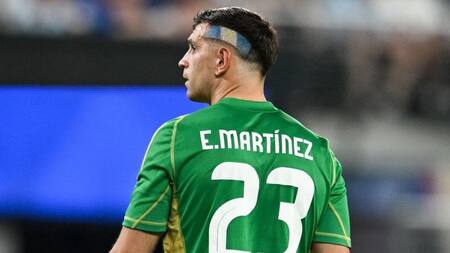 El lujoso auto que conduce el "Dibu" Martínez. Foto: Instagram.