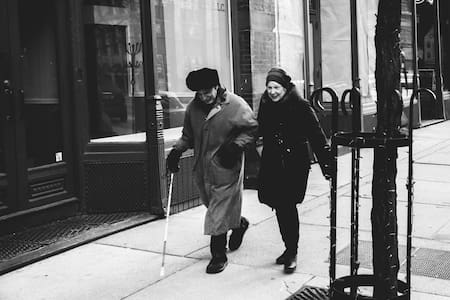 Bastón, adultos mayores, abuelos. Foto: Unsplash.