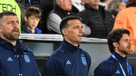 Lionel Scaloni junto a su cuerpo técnico de la Selección Argentina. Foto: NA.